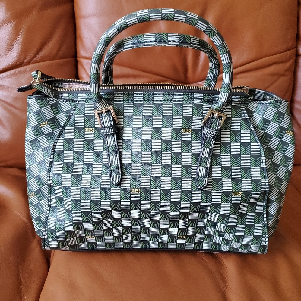 Guess - Picture 2 of 8